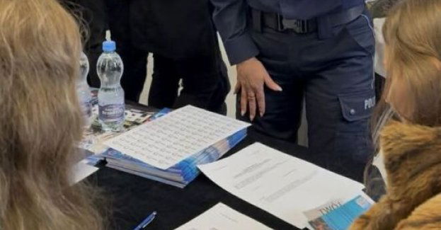 Sopoccy policjanci na targach pracy w SWPS