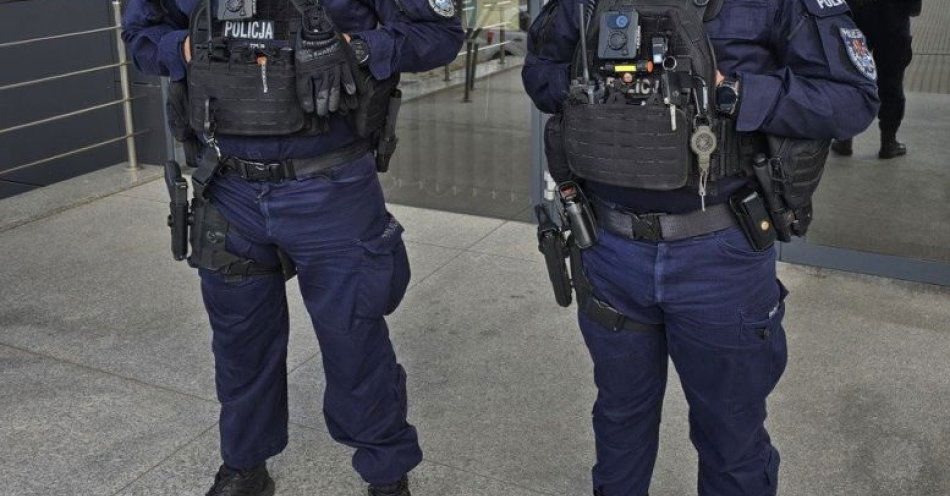 zdjęcie: Policjanci uratowali mieszkańców płonącego bloku w Bielsku / fot. KMP w Bielsku-Białej