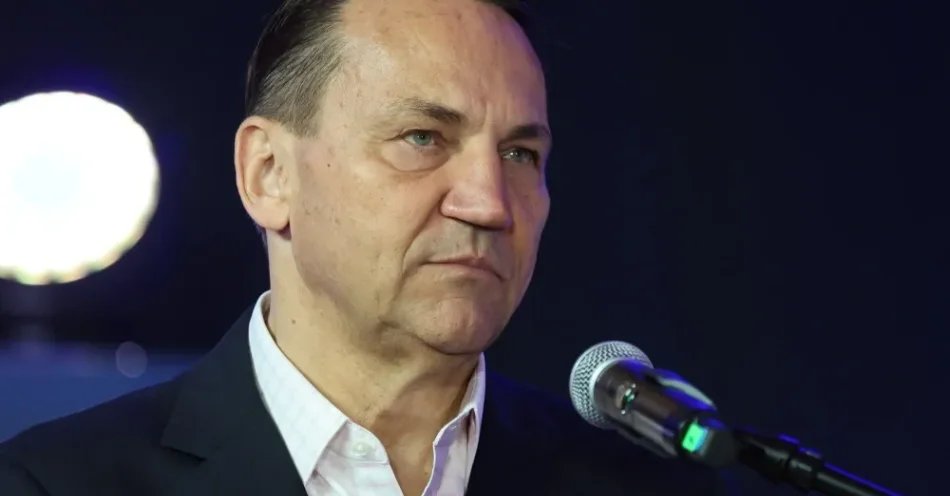 zdjęcie: Sikorski ws. dezinformacji dotyczącej Zaolzia: nie dajmy się skłócić z Czechami / Warszawa, 24.07.2026. Wicepremier, minister spraw zagranicznych Radosław Sikorski przemawia podczas drugiej edycji Światowego Spotkania Młodej Polonii – Polonia Camp 2026, 24 bm. na terenie kampusu Szkoły Głównej Gospodarstwa Wiejskiego (SGGW) w Warszawie. (aldg) PAP/Albert Zawada