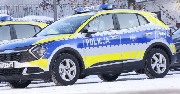 Policjanci pomogoli 67-latkowi, który w samym swetrze leżał na chodniku