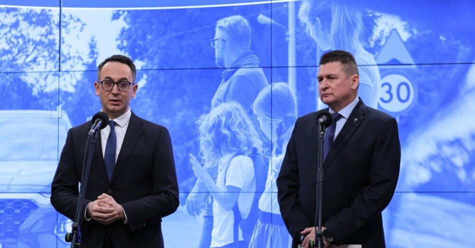 zdjęcie: Min. Klimczak: ubiegły rok był najbezpieczniejszym rokiem na polskich drogach / Warszawa, 28.01.2026. Minister infrastruktury Dariusz Klimczak (L) i Główny Inspektor Transportu Drogowego Robert Koźlak (P) podczas konferencji prasowej, 28 bm. w siedzibie Ministerstwa Infrastruktury w Warszawie. Podczas konferencji podsumowano stan bezpieczeństwa na drogach w 2025 r.  (sko) PAP/Paweł Supernak