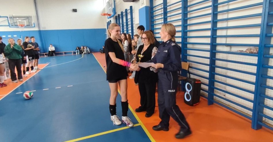 zdjęcie: Kadeci ZSP nr 8 zagrali pokazowy mecz siatkówki z policją / fot. KPP w Tomaszowie Mazowieckim
