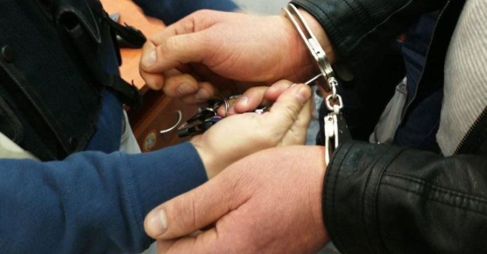 zdjęcie: Odzyskana torebka z kilkudziesięcioma tysiącami złotych. Sprawcy zatrzymani / fot. KMP w Elblągu