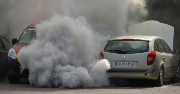 Policja opublikowała wizerunek mężczyzny, który podpalił trzy samochody