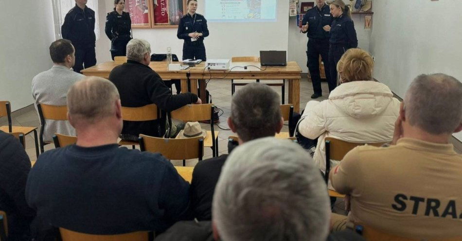 zdjęcie: Mieszkańcy Bargłowa Kościelnego rozmawiali o bezpieczeństwie / fot. KPP Augustów