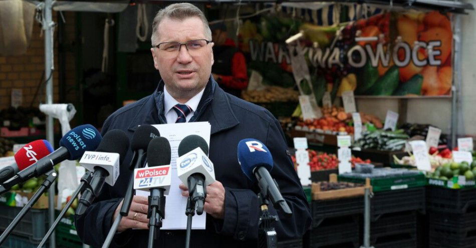 zdjęcie: PiS chce nadzwyczajnego posiedzenia Sejmu ws. obniżenia VAT-u na żywność / Warszawa, 30.03.2026. Wiceprezes Prawa i Sprawiedliwości Przemysław Czarnek na konferencji prasowej przy Hali Mirowskiej w Warszawie, 30 bm. (ad) PAP/Paweł Supernak