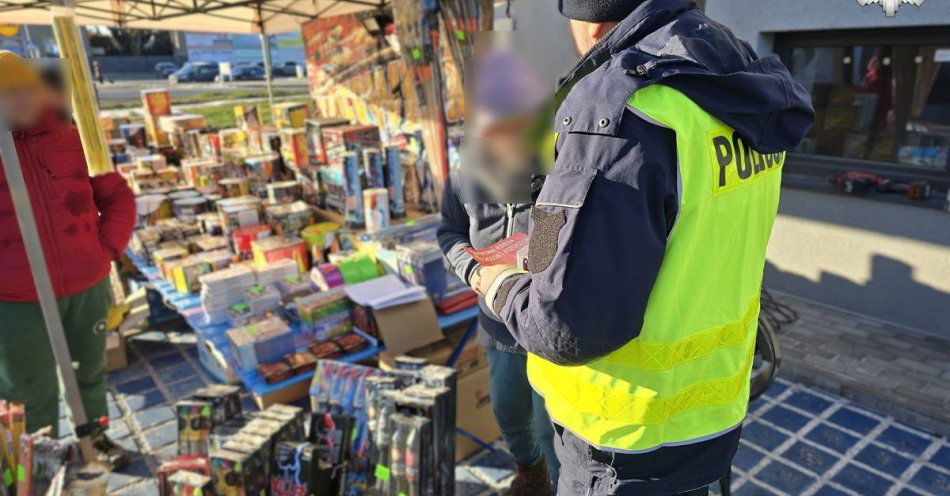 zdjęcie: Dzielnicowi kontrolują sprzedaż fajerwerków przed Sylwestrem / fot. KPP w Kłobucku