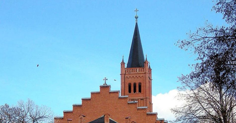 zdjęcie: Jastrowie: miasto, w którym historia i przyroda splatają się w niepowtarzalny sposób / https://commons.wikimedia.org/wiki/Category:Jastrowie#/media/File:Jastrowie_church_NMP.jpg