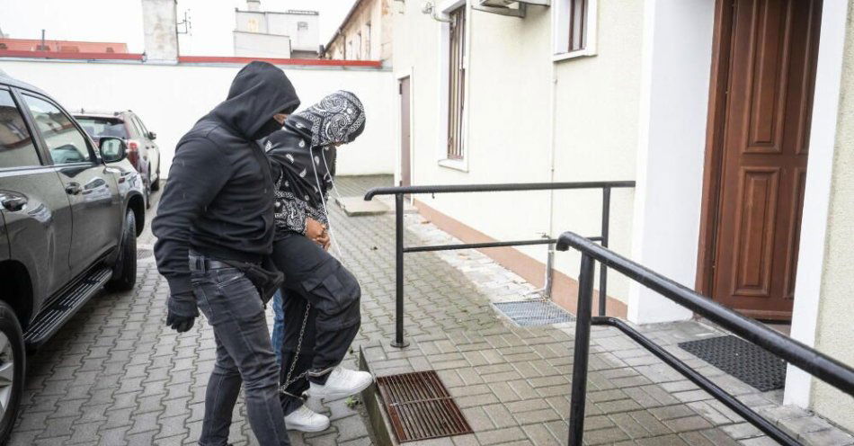 zdjęcie: 29-letni obcokrajowiec z zarzutem zabójstwa 41-latka; 12 innych osób z zarzutami / fot. PAP
