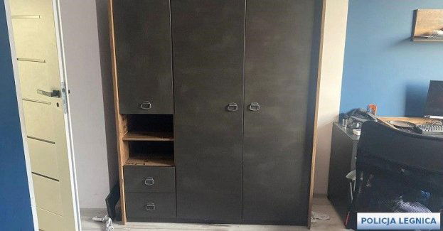 Schował się w szafie przed policjantami