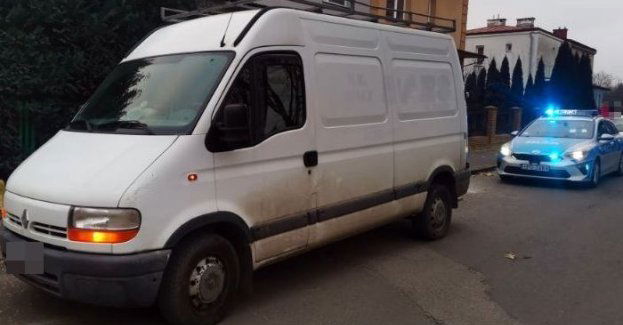 45-latek wjechał busem w ogrodzenie, w organizmie miał prawie 2 promile