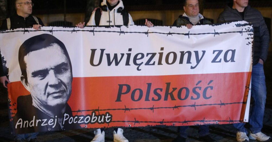 zdjęcie: Akcja solidarności z Poczobutem: Andrzej to przykład jak ma zachować się człowiek w niełatwych warunkach / Białystok, 25.03.2026. Uczestnicy akcji solidarności z Andrzejem Poczobutem na skwerze przy pomniku Jerzego Popiełuszki w Białymstoku, 25 bm. Wyróżniony m.in. Nagrodą Sacharowa za Wolność Myśli 2025 dziennikarz i działacz Związku Polaków na Białorusi Andrzej Poczobut znajduje się w białoruskim więzieniu. 25 marca mija pięć lat od zatrzymania na Białorusi Andrzeja Poczobuta. (sko) PAP/Artur Reszko