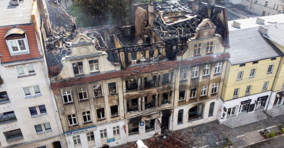 zdjęcie: Mija rok od tragicznego pożaru na ul. Kraszewskiego; w trakcie akcji zginęło dwóch strażaków / fot. PAP