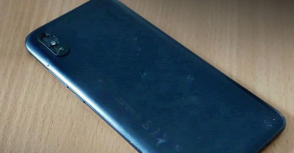 zdjęcie: Podpisał umowę, by wyłudzić dwa telefony komórkowe. Teraz odpowie za oszustwo. Policjanci odzyskali jedno z urządzeń / fot. KMP w Wałbrzychu