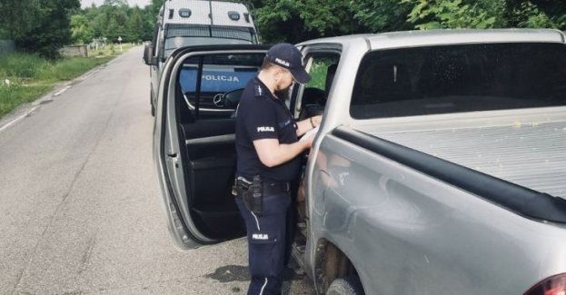 Dzielnicowy wspólnie ze strażnikami leśnymi zatrzymali do kontroli pojazd, którego kierowca jechał bez uprawnień, a pasażer był osobą poszukiwaną
