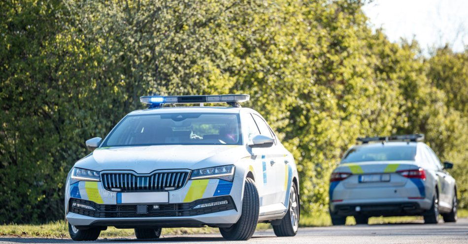 zdjęcie: Policja po pościgu zatrzymała kuriera przewożącego nielegalnych migrantów / v67551103