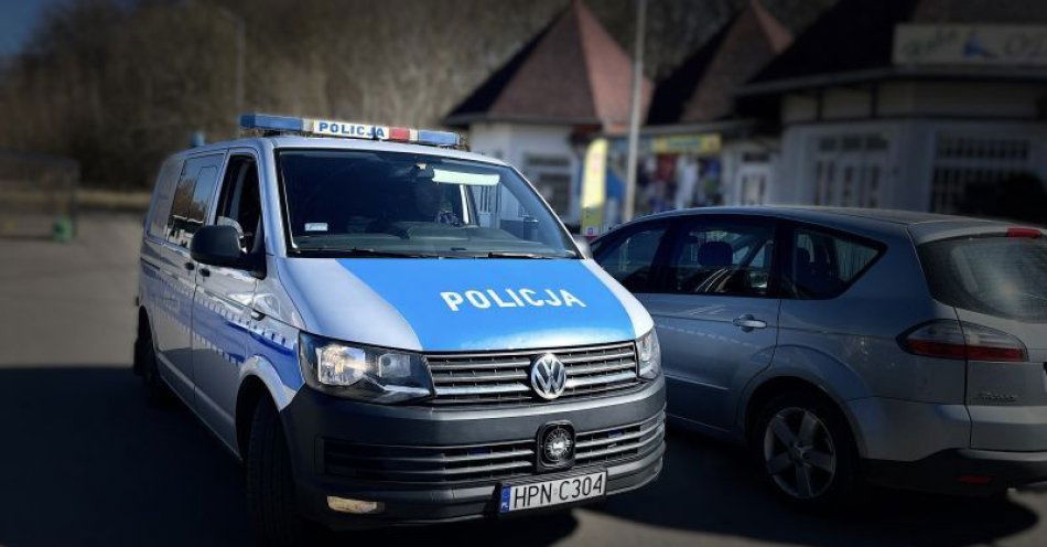 zdjęcie: Portfel znaleziony na giełdzie. Jak uniknąć kradzieży przed świętami / fot. KPP w Człuchowie Przedświąteczna gorączka zakupów - chwila nieuwagi może kosztować więcej, niż myślisz