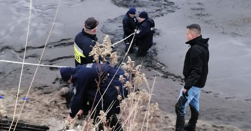 zdjęcie: Seniorka odnaleziona w stawie koło Nowego Lublińca / fot. KPP w Lubaczowie Fot. KPP Lubaczów