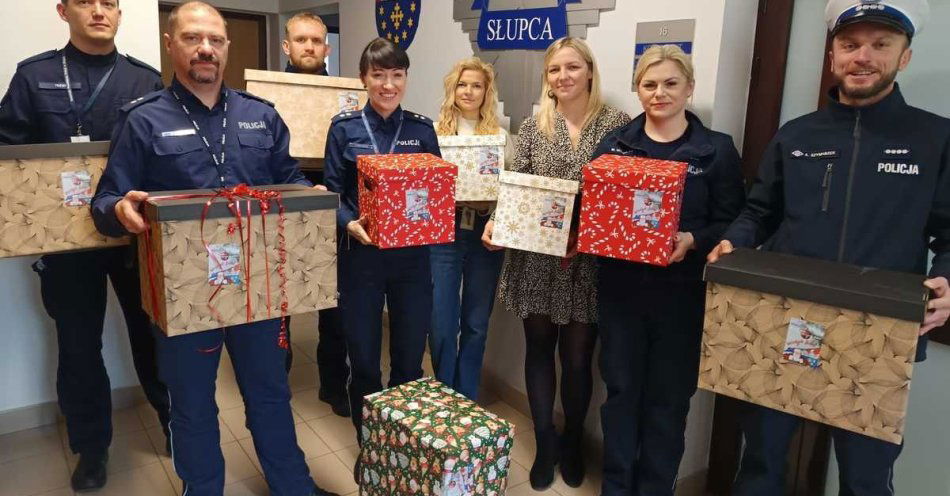 zdjęcie: Mundurowi z Słupcy przygotowali świąteczne paczki dla rodzin / fot. KPP Słupca Policyjne, świąteczne paczki dla potrzebujących