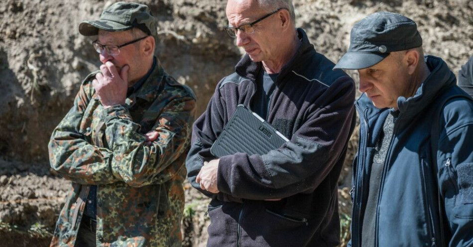 zdjęcie: Zastępca szefa IPN: poszukiwania w Ostrówkach to dobry znak, ale jeszcze nie przełom / Wola Ostrowiecka, Ukraina, 22.04.2026. Zastępca prezesa Instytutu Pamięci Narodowej Krzysztof Szwagrzyk (C) w miejscu prac poszukiwawczych na terenie Woli Ostrowieckiej na Wołyniu, 22 bm. Na terenie dawnego gospodarstwa Strażyca w Woli Ostrowieckiej  ukraińscy nacjonaliści w sierpniu 1943 r. dokonali zbiorowego mordu na Polakach. (sko) PAP/Vladyslav Musiienko