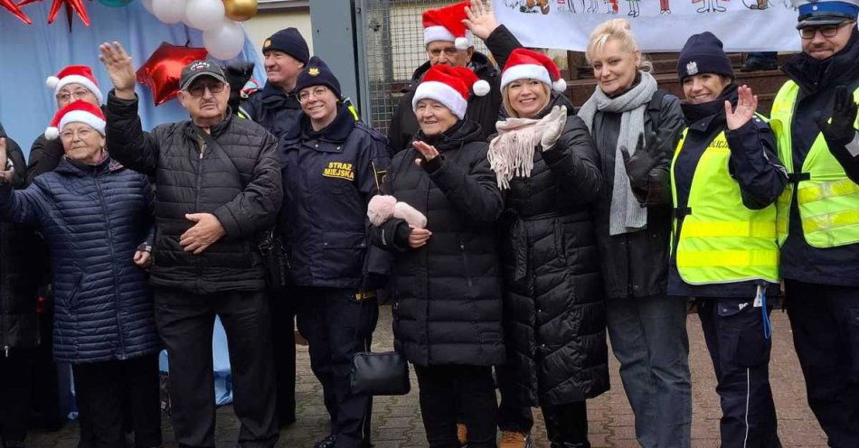 zdjęcie: Mikołaj i mieszkańcy Działdowa w świątecznej sztafecie / fot. KPP w Działdowie Sztafeta z Mikołajem