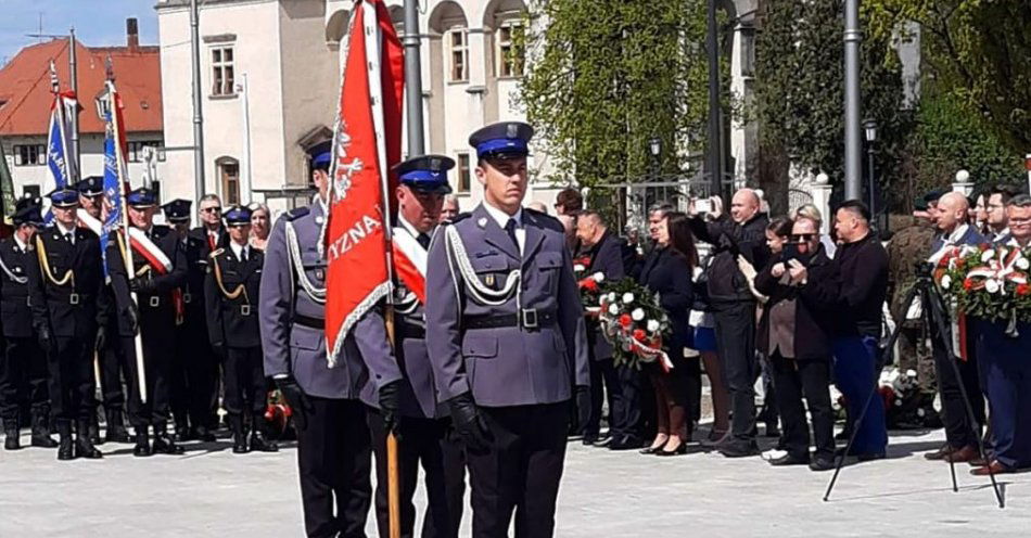 zdjęcie: Pabianiccy policjanci w hołdzie Konstytucji 3-go Maja / fot. KPP w Pabianicach