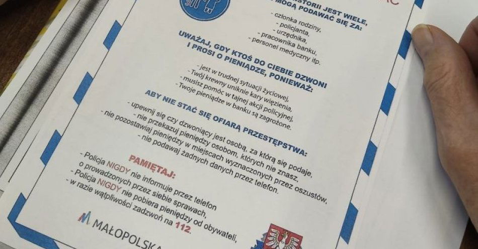 zdjęcie: Dzielnicowy ostrzega seniorów przed oszustami w Kępie / fot. KMP w Miechowie