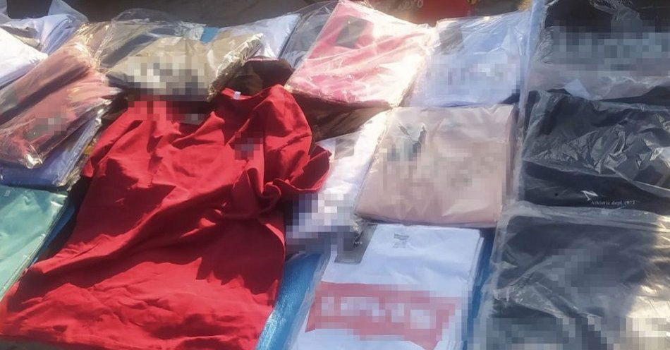 zdjęcie: Zabezpieczyli podróbki na targowisku miejskim / fot. KMP Biała Podlaska