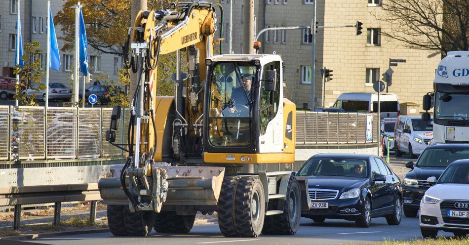 zdjęcie: 77-latek uderzył w koparko- ładowarkę, 35-latek jechał busem na samej feldze, 17-latek przewoził pasażerów – to zatrzymani, kierujący w stanie nietrze / pixabay/6747608