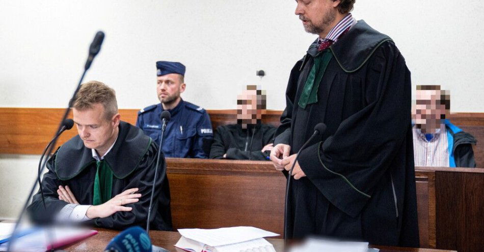 zdjęcie: Wielkopolskie: rozpoczął się proces oskarżonych o wykorzystywanie seksualne nieletnich / Turek, 20.04.2026. Oskarżeni Krzysztof A. (3L) i Artur Z. (P) w Sądzie Rejonowym w Turku, 20 bm. Rozpoczął się proces dwóch mężczyzn oskarżonych o pedofilię.  (ad) PAP/Bartosz Skonieczny *** UWAGA!!! ZAKAZ PUBLIKACJI WIZERUNKU I DANYCH OSOBOWYCH OSKARŻONYCH! ***