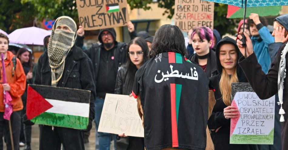 zdjęcie: Manifestacje solidarności z Palestyną i sprzeciwu wobec zatrzymania przez Izrael flotylli Sumud / Szczecin, 02.10.2025. Manifestacja propalestyńska w Szczecinie, 2 bm. Izrael ogłosił 2 bm. przechwycenie kilkudziesięciu zmierzających do Strefy Gazy łodzi Globalnej Flotylli Sumud (GSF). Flotylla Sumud to międzynarodowa inicjatywa z pomocą dla Strefy Gazy. Na pokładzie jednostek wchodzących w jej skład znajdują się przedstawiciele ponad 40 krajów, w tym również Polacy, wśród nich poseł na Sejm RP Franciszek Sterczewski. (jm) PAP/Marcin Bielecki