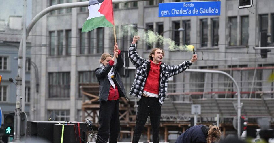 zdjęcie: W Warszawie trwa marsz w obronie Palestyny; zablokowane Aleje Jerozolimskie / Warszawa, 12.10.2025. Protest pod hasłem „Bunt dla Palestyny. Czerwona linia przekroczona”, 12 bm. na ulicach Warszawy. Ruch Global Movement to Gaza Poland zorganizował protesty w czterech miastach, z których pochodzą członkowie polskiej delegacji Flotylli Sumud. (amb) PAP/Radek Pietruszka