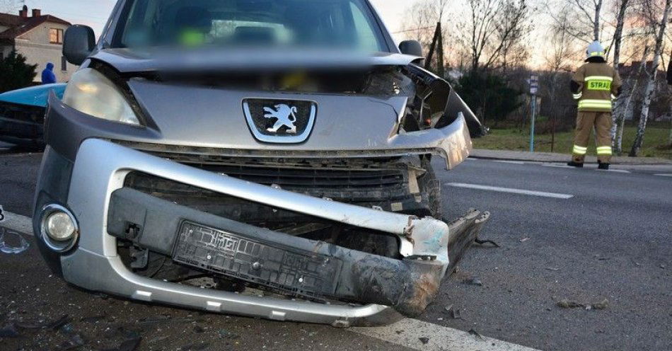 zdjęcie: Czołowe zderzenie peugeota i opla na DK28 w Jaszczwi / fot. KMP w Krośnie