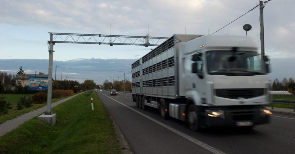 zdjęcie: Wpływy z opłat za przejazd po płatnych odcinkach dróg wzrosły w 2023 r. do niemal 2,3 mld zł / fot. PAP