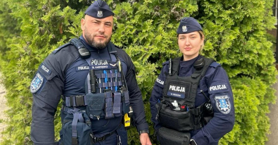 zdjęcie: Policjanci przez balkon wynieśli kobietę z palącego się mieszkania / fot. KPP w Ełku