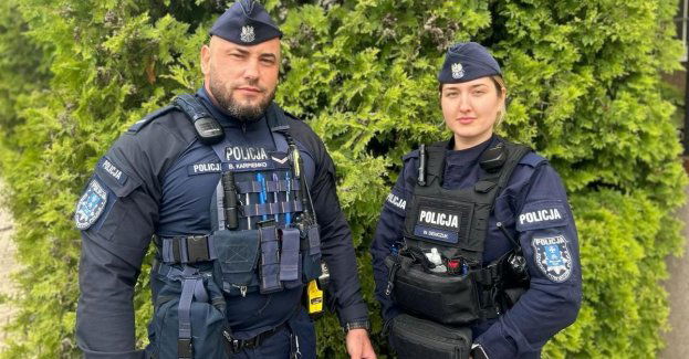 Policjanci przez balkon wynieśli kobietę z palącego się mieszkania