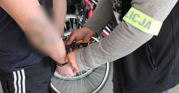 Chojnowscy policjanci zatrzymali mężczyznę poszukiwanego 14 podstawami prawnymi