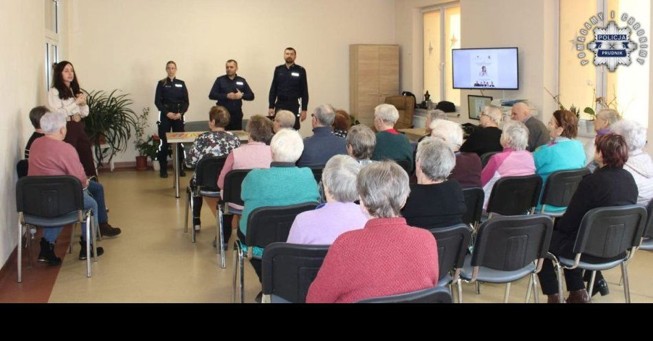 zdjęcie: Policja uczy seniorów jak chronić się przed oszustami / fot. KPP Prudnik