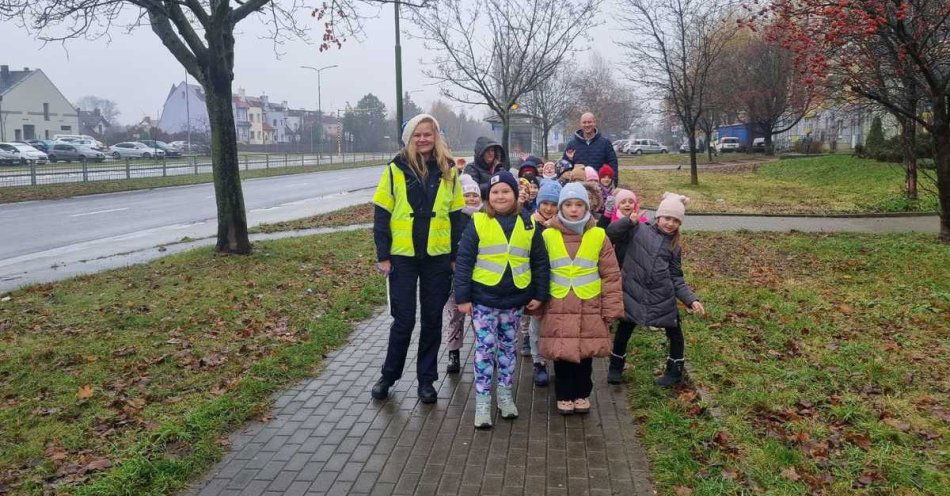 zdjęcie: Maluchy na spotkaniu z drogówką. Lekcja bezpieczeństwa / fot. KMP w Legnicy