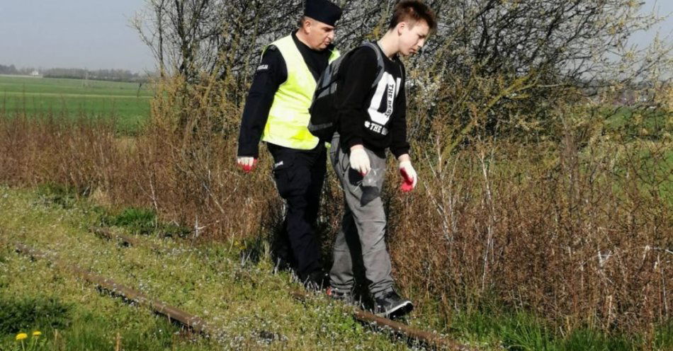 zdjęcie: Posprzątali ścieżkę rowerową / fot. KPP Jędrzejów