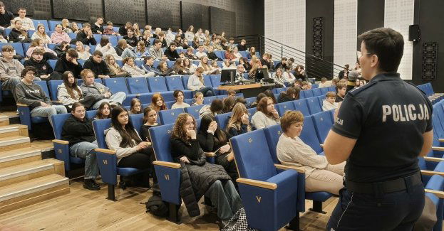 Policja uczy młodzież w Siennie o narkotykach i cyberprzemocy