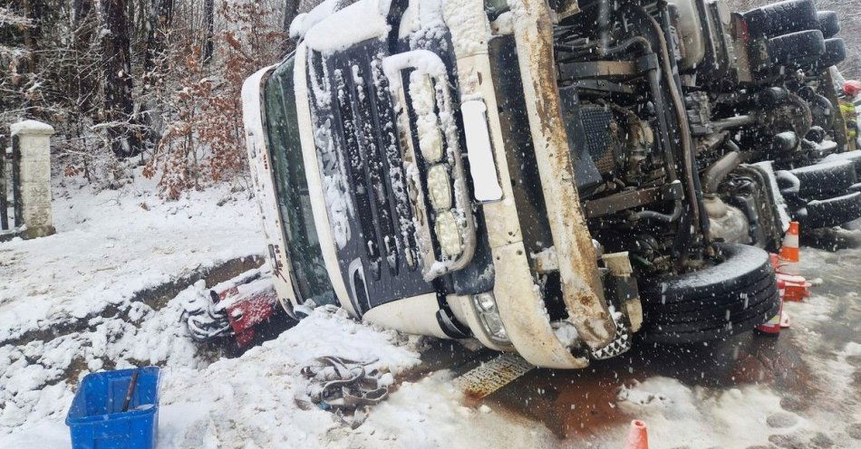 zdjęcie: Zablokowany pas na DW989 w Żyznowie. Utrudnienia drogowe / fot. KPP w Strzyżowie fot. KPP Strzyżów