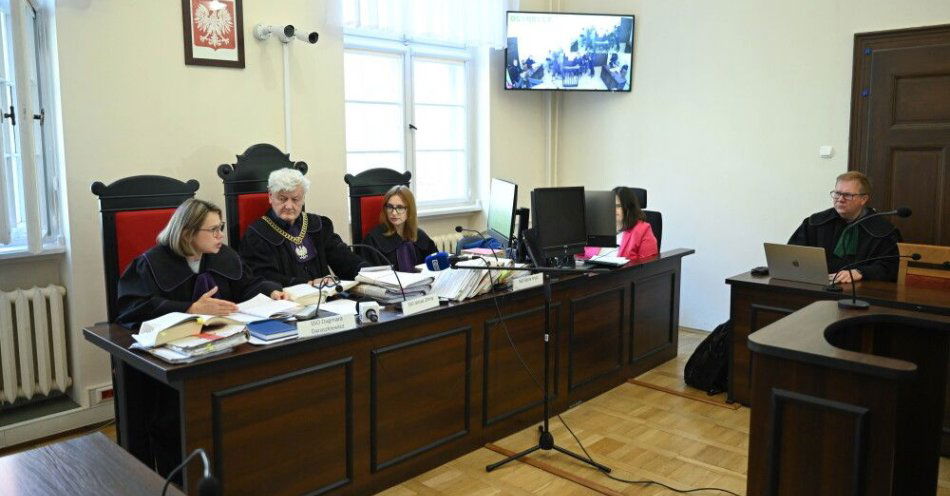 zdjęcie: W Gdańsku ruszył proces odwoławczy byłego wicewojewody w sprawie niebezpiecznych odpadów / Gdańsk, 09.10.2025. Sędziowie: Dagmara Daraszkiewicz (L), Janusz Zimny (2L) i Edyta Frycz (3L) oraz obrońca byłego wicewojewody pomorskiego Krzysztofa Pusza Jacek Potulski (P) podczas pierwszej rozprawy odwoławczej w Sądzie Okręgowym w Gdańsku, 9 bm. Sprawa ma związek z 22 tys. ton sprowadzonej z Ukrainy skażonej ziemi przechowywanej w niewłaściwy, zagrażający środowisku sposób m.in. przez firmę Port Service. (amb) PAP/Adam Warżawa  *** UWAGA!!! ZGODA NA PUBLIKACJĘ WIZERUNKU I DANYCH OSOBOWYCH O