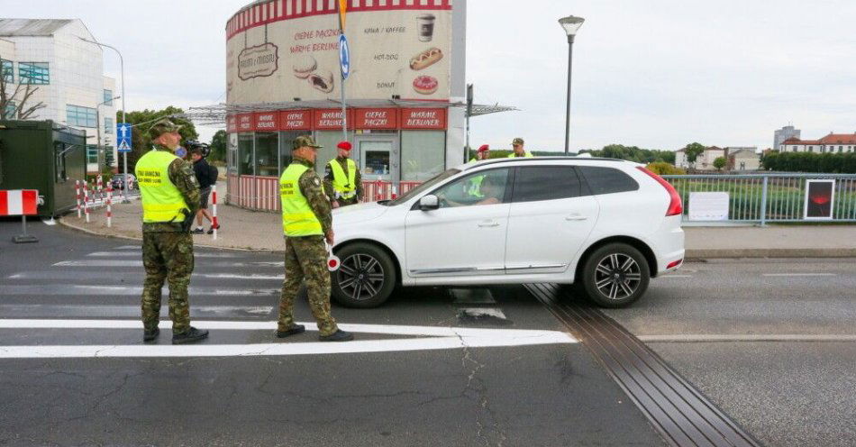 zdjęcie: 800 funkcjonariuszy na granicy; ruch jest płynny / fot. PAP
