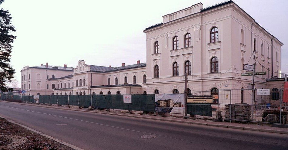 zdjęcie: Czechowice-Dziedzice: dworzec PKP za 61.5 mln zl i rewitalizacja Walcowni Metali / Budynek dworca kolejowego Czechowice-Dziedzice ze zrekonstruowana fasada, grudzien 2024, fot. Kamil Czainski, CC BY-SA 4.0, https://commons.wikimedia.org/wiki/File:Czechowice-Dziedzice,_budynek_dworca_ze_zrekonstruowan%C4%85_fasad%C4%85_(grudzie%C5%84_2024).jpg