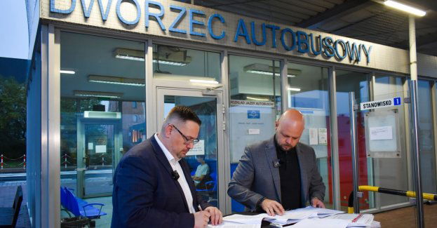 Bezpłatne autobusy z Polkowic do Chocianowa wyjeżdżają dziś zgodnie z planem, zawożąc tam m.in. uczniów i innych pasażerów