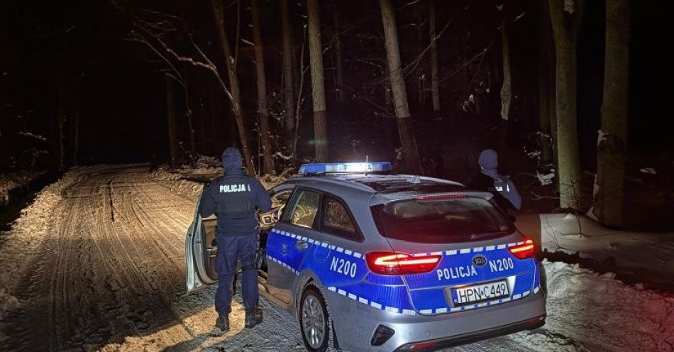 zdjęcie: Gdyńscy policjanci uratowali kobietę z zasp śnieżnych w lesie / fot. KMP w Gdyni Zdjęcie poglądowe