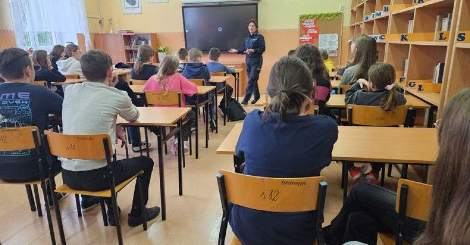 zdjęcie: Z profilaktyką cyberzagrożeń w szkołach / fot. KPP w Kutnie