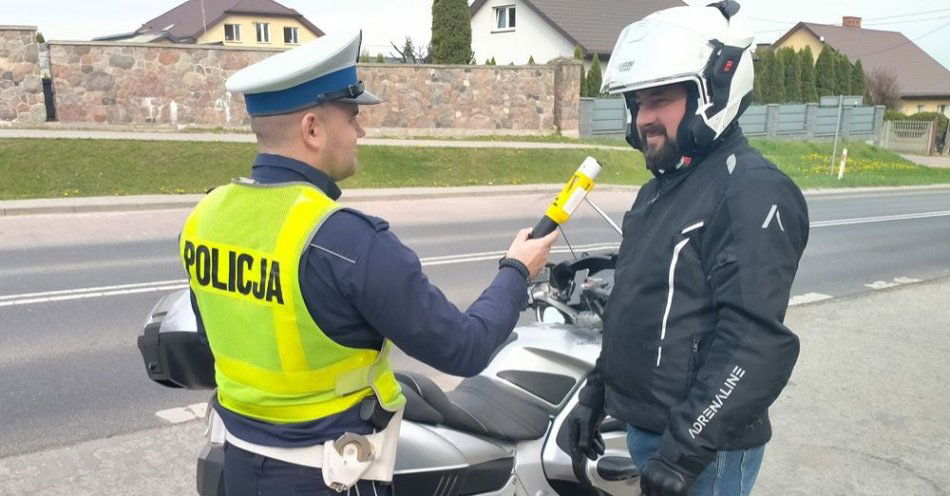 zdjęcie: Powrót cieplejszych dni zachęca kierujących, aby przesiąść się z samochodów na motocykle - pamiętajmy przy tym o rozwadze! / fot. KPP w Pułtusku