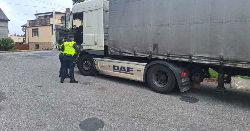 zdjęcie: Wspólne kontrole ciężarówek policji i KAS / fot. KPP Mogilno